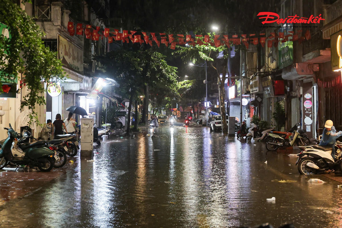 Mưa đúng giờ tan tầm, nhiều tuyến đường Hà Nội bị dềnh nước