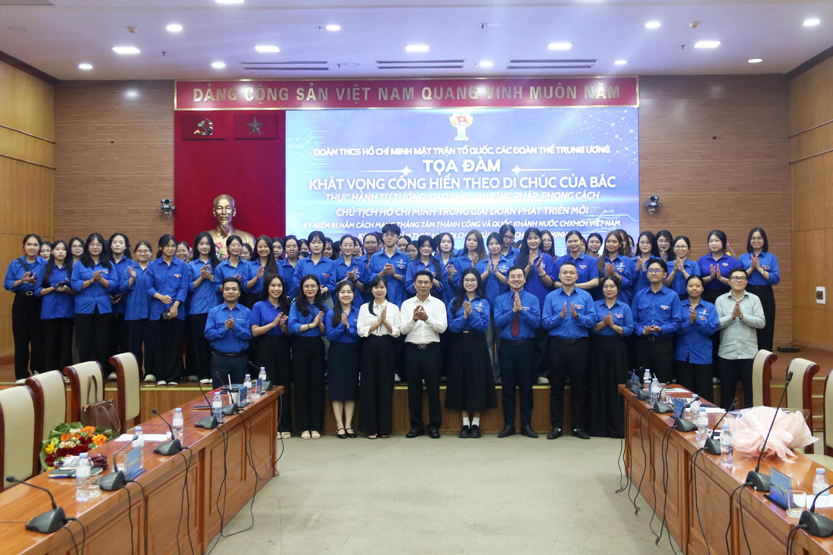 Các đại biểu chụp ảnh lưu niệm tại Tọa đàm.