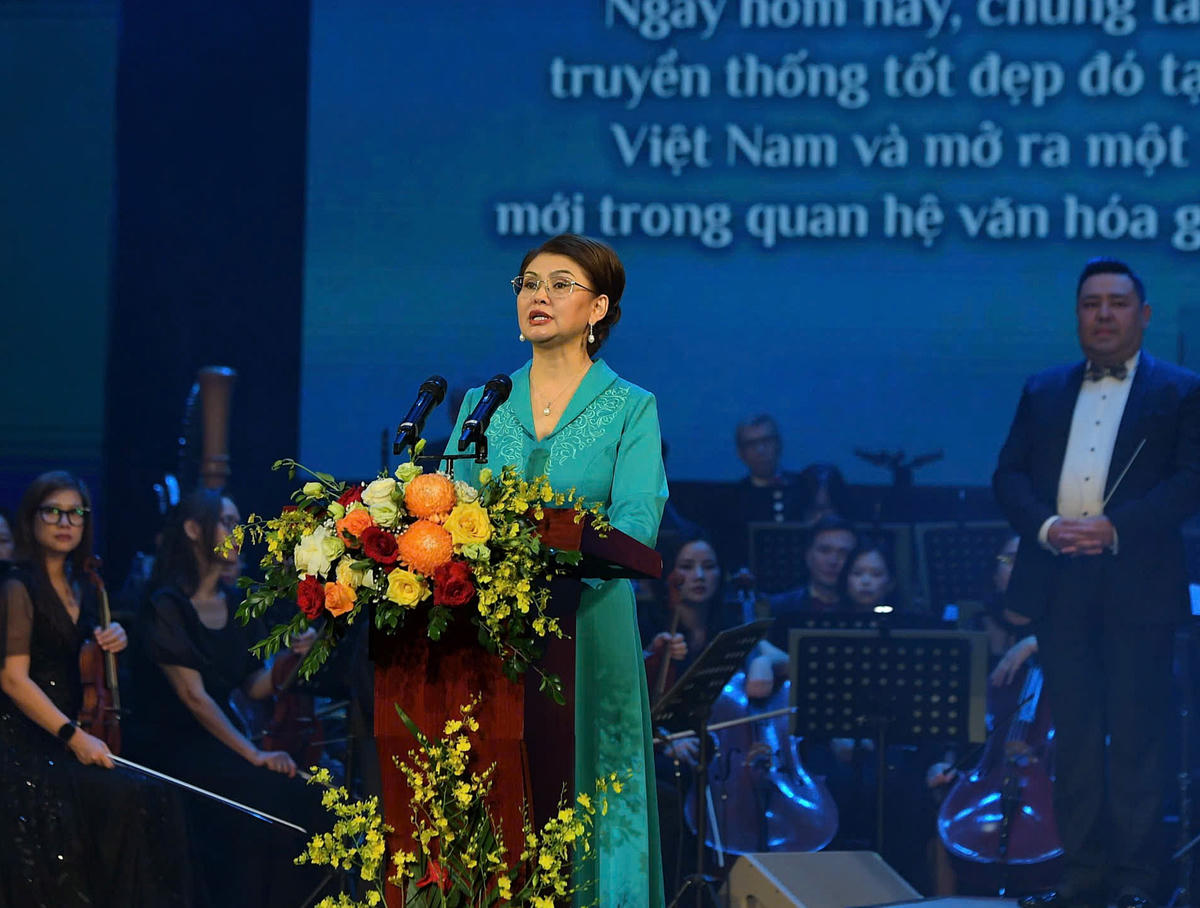 Phó Thủ tướng Chính phủ, Bộ trưởng Bộ Văn hóa và Thông tin Kazakhstan Aida Balayeva phát biểu khai mạc.