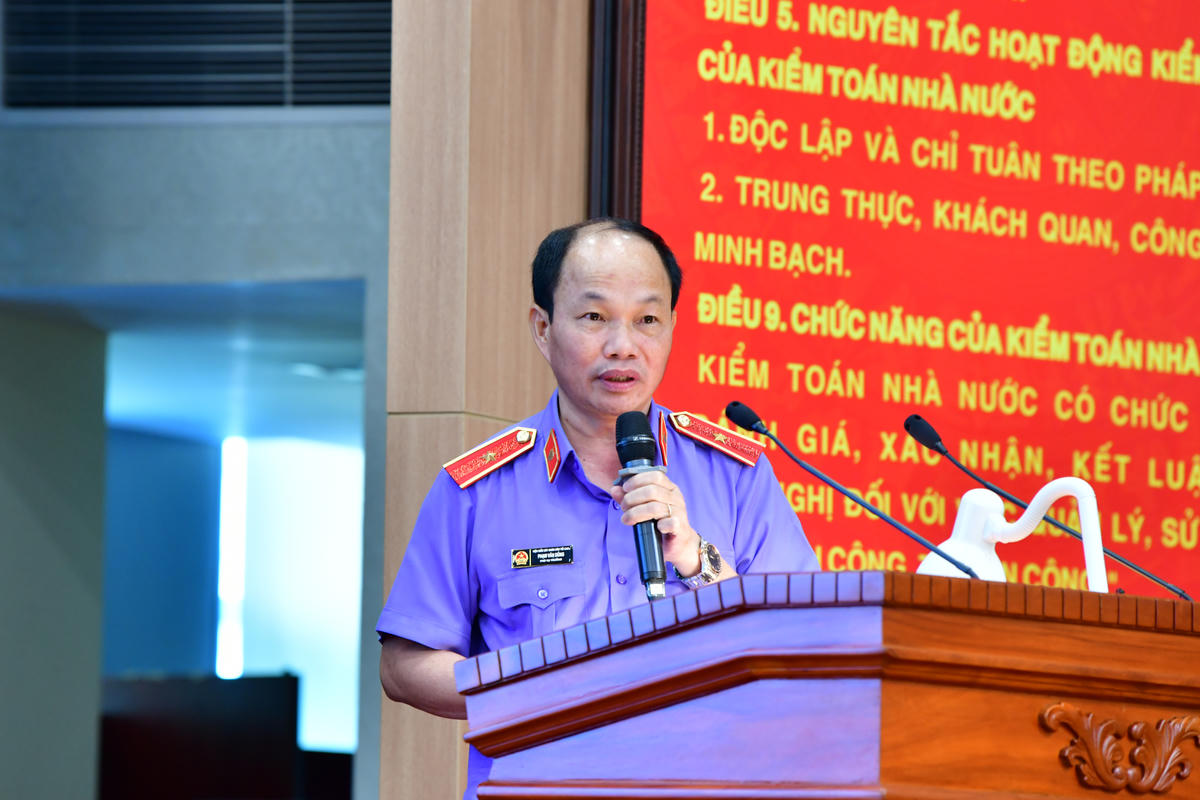 Phó Vụ trưởng Vụ Công tố và kiểm sát điều tra án kinh tế, tham nhũng, Viện Kiểm sát nhân dân tối cao Phạm Văn Dũng chia sẻ tại hội nghị