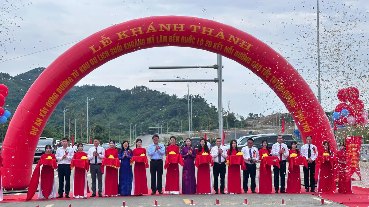 Lãnh đạo tỉnh Tuyên Quang cùng các đại biểu cắt băng khánh thành dự án.