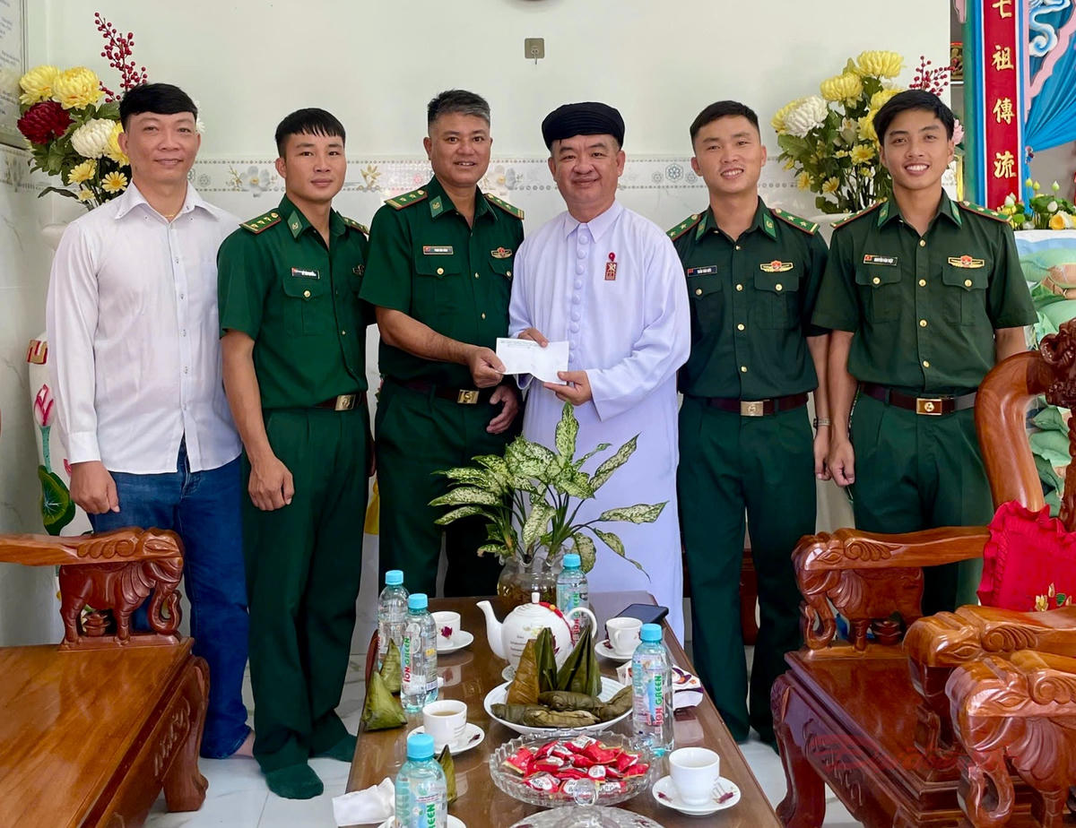 TPHCM: Thăm, tặng quà đồng bào tôn giáo vùng biên giới biển

