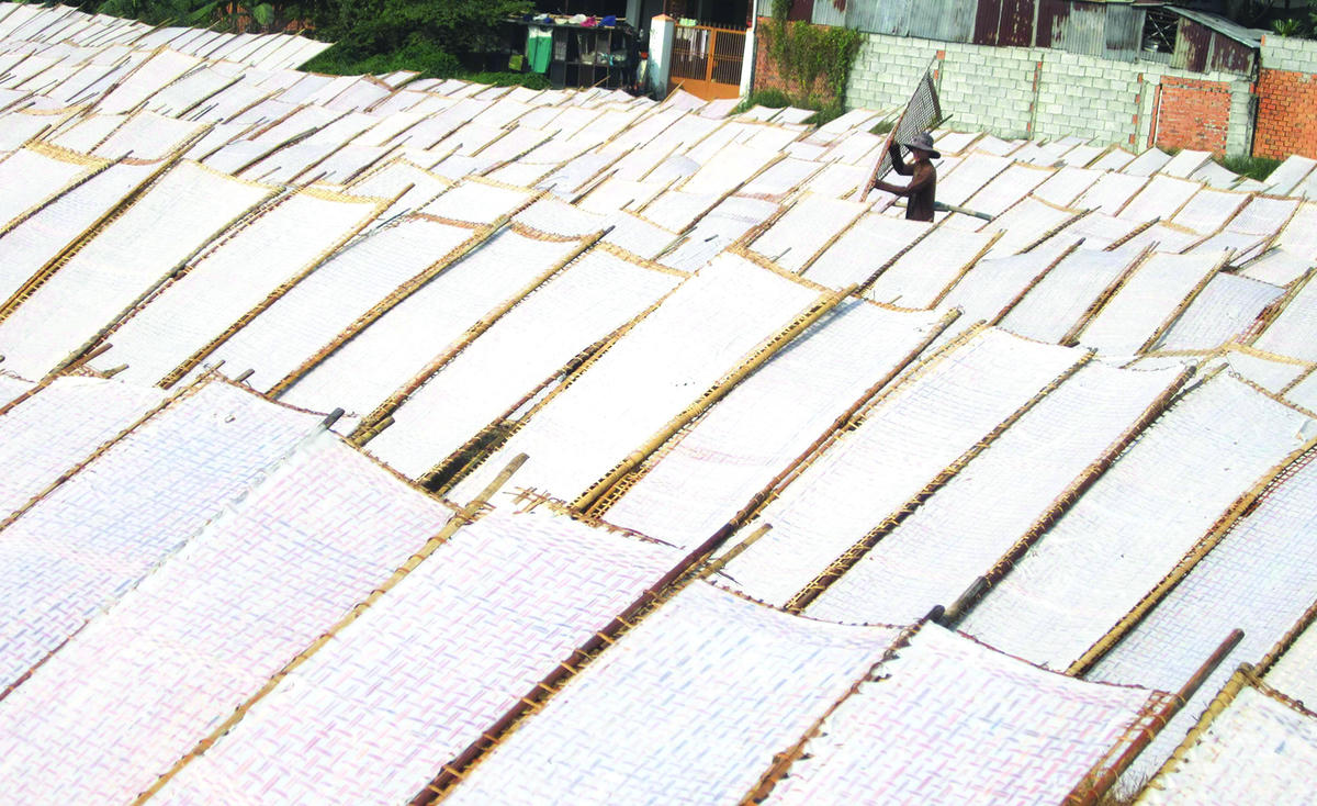 Nghề làm bánh tráng phơi sương vùng đất Trảng Bàng.