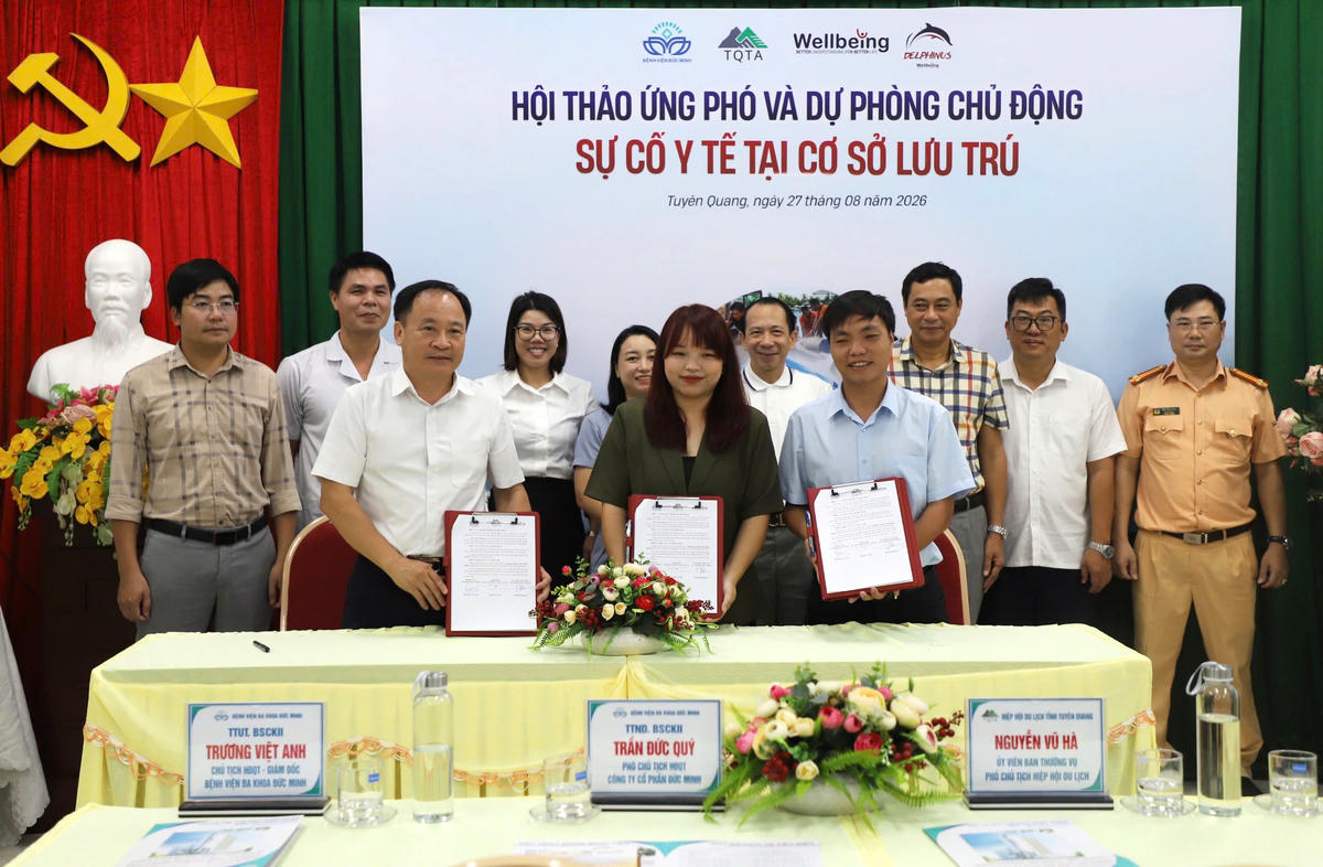 Đại diện Hiệp hội Du lịch tỉnh Tuyên Quang, Bệnh viện Đa khoa Đức Minh và Tổ chức Giáo dục Sức khỏe Wellbeing ký kết hợp tác, hướng tới nâng cao năng lực ứng phó sự cố y tế tại các cơ sở lưu trú trên địa bàn.
