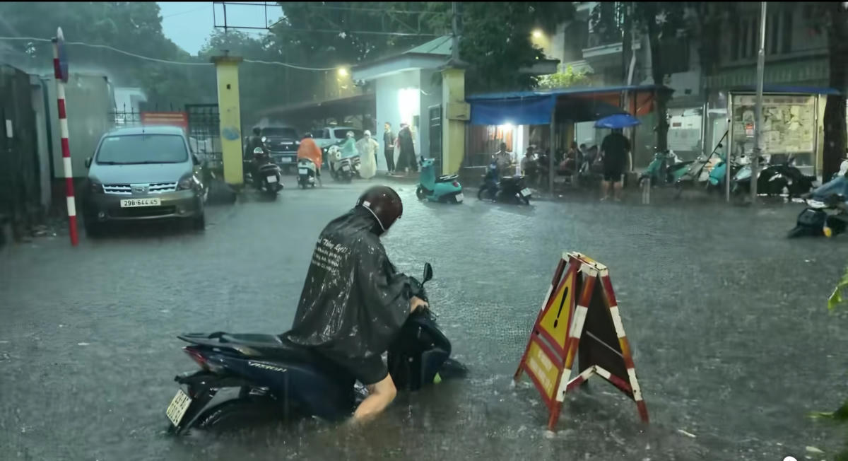 Ngập úng tại Xuân Đỉnh.