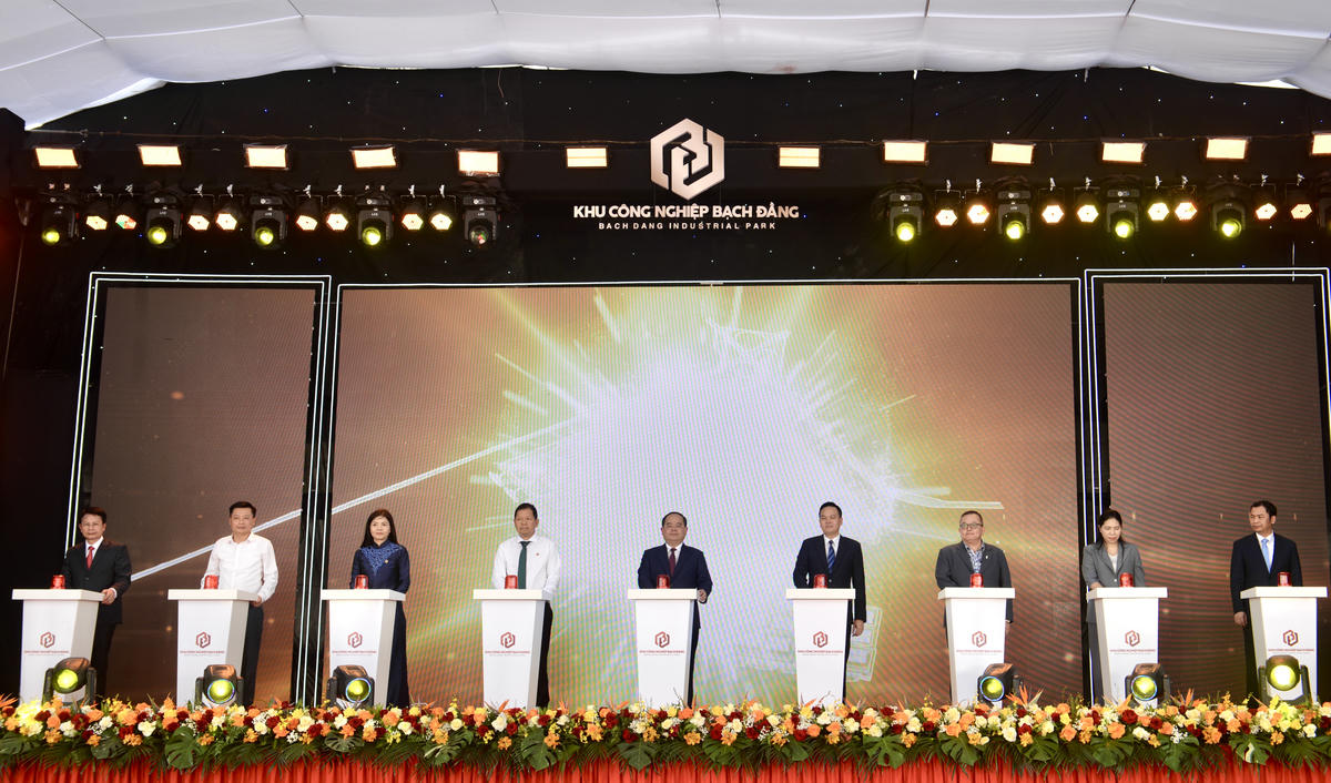 Bí thư Tỉnh ủy Quảng Ninh Quản Minh Cường cùng các đại biểu bấm nút khởi công Dự án Đầu tư kinh doanh cơ sở hạ tầng KCN Bạch Đằng II. Ảnh: Ngọc Anh.