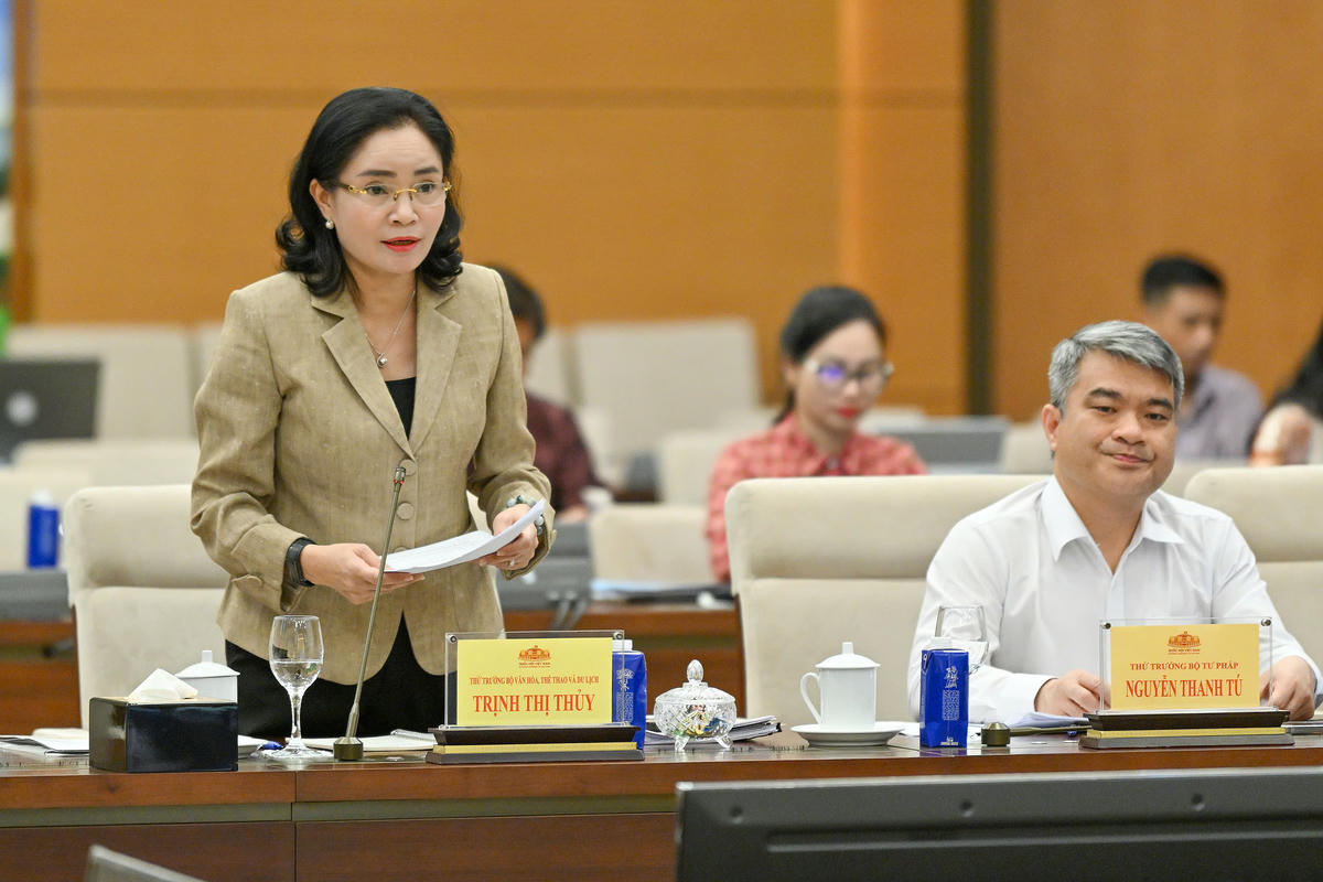 Thứ trưởng Bộ Văn hoá, Thể thao và Du lịch Trịnh Thị Thuỷ báo cáo tại phiên họp (Ảnh: Thuỷ Nguyên)