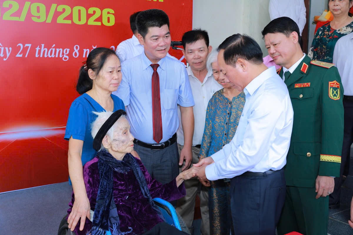 Thanh Hóa: 3 đảng viên nhận huy hiệu 80 năm tuổi Đảng