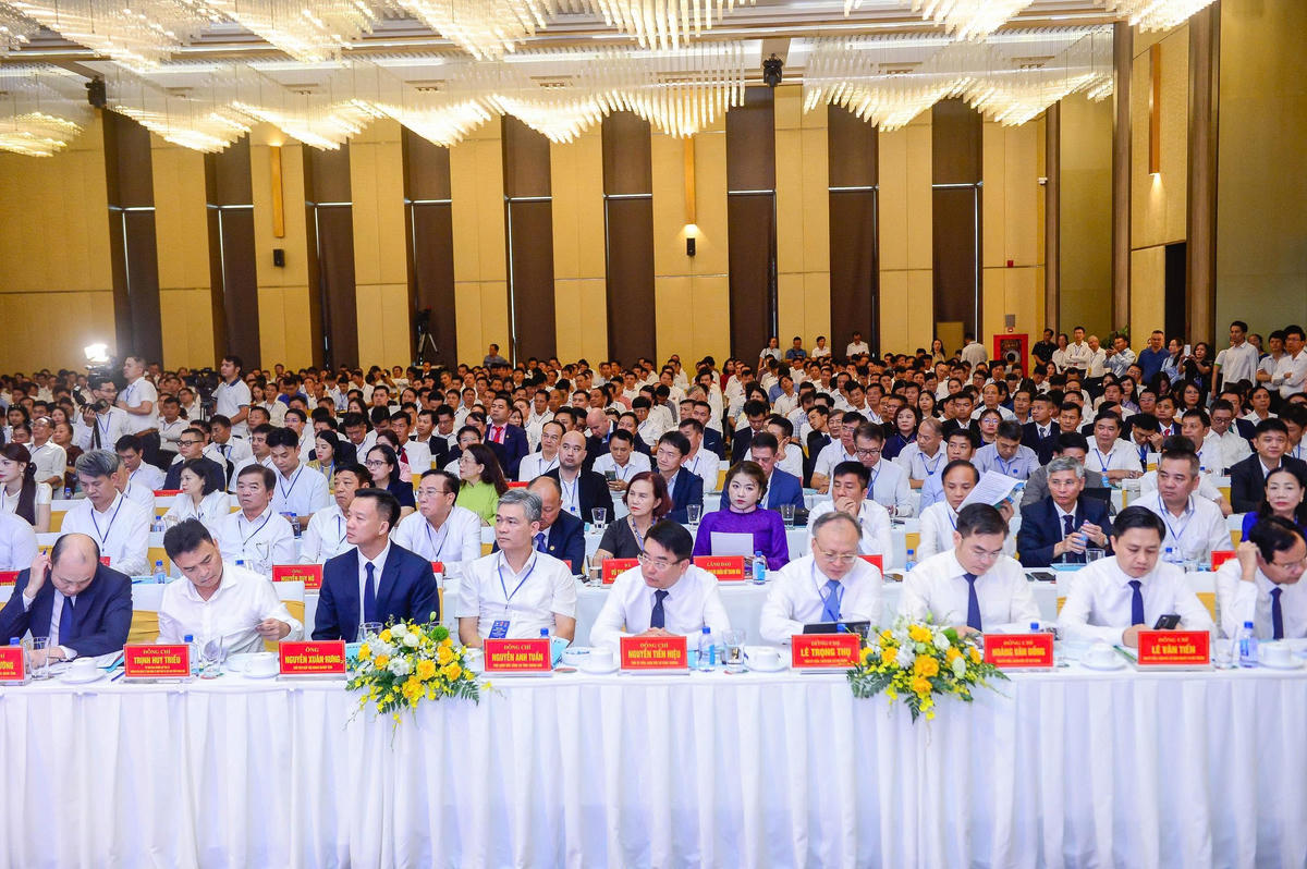 Bí thư Tỉnh ủy Lê Đức Thái cùng cộng đồng doanh nghiệp Thanh Hóa dự hội nghị. Ảnh: Hoàng Đông