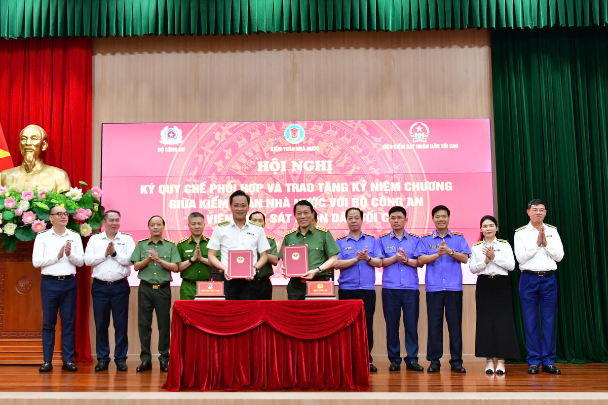 Bộ trưởng Bộ Công an Lương Tam Quang và Tổng Kiểm toán nhà nước Nguyễn Hữu Nghĩa tại lễ ký Quy chế