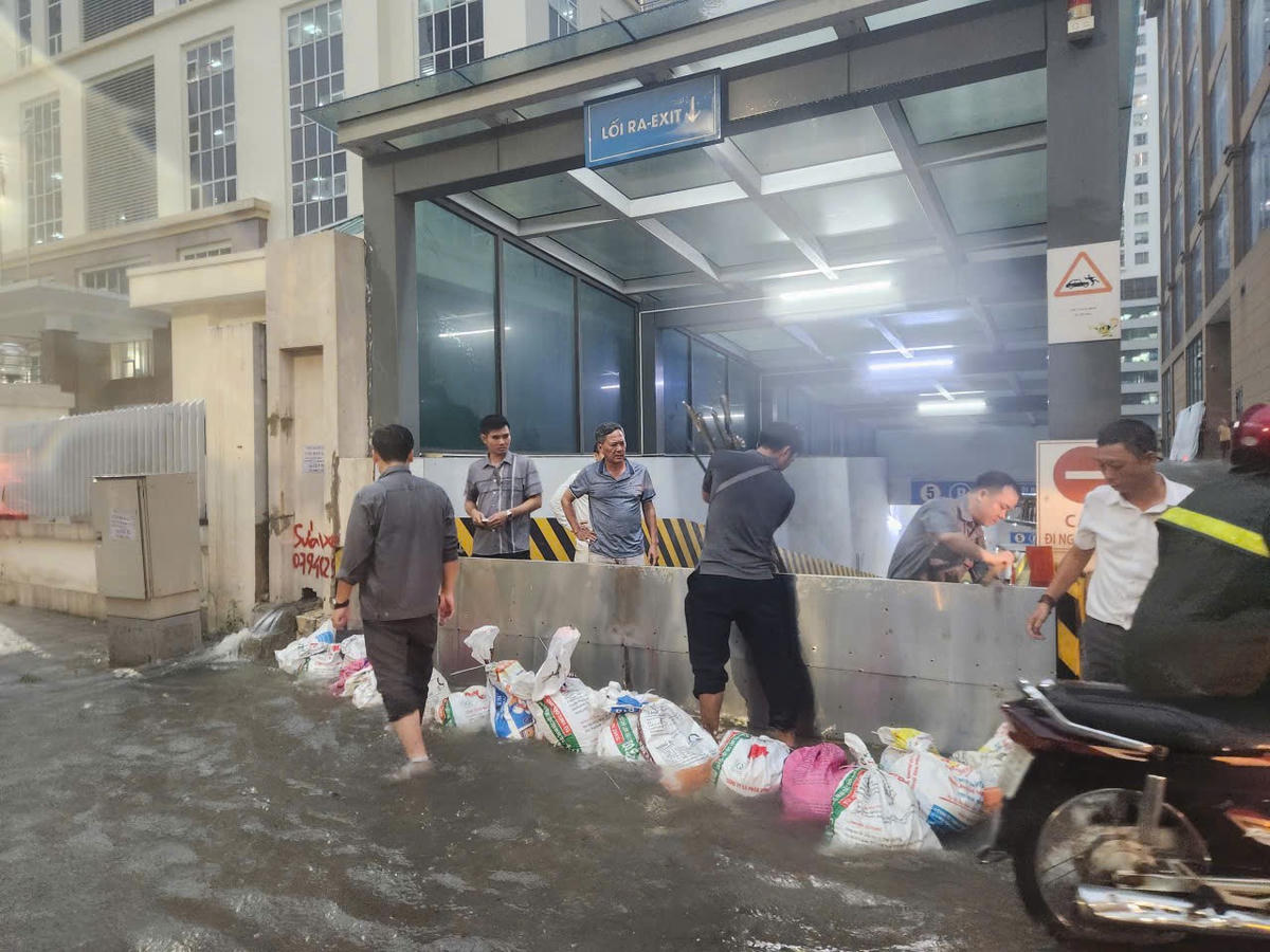 Hà Nội mưa lớn nhiều tuyến đường ngập úng cục bộ, 1 người bị sét đánh tử vong