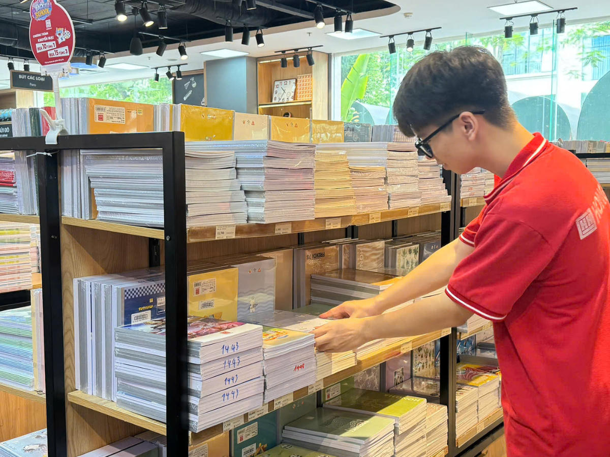 Hồng Hà xử lý, đóng gói đơn hàng TMĐT tại một cửa hàng duy nhất nhằm tối ưu năng suất.