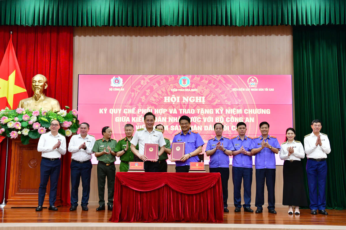 Tổng Kiểm toán nhà nước Nguyễn Hữu Nghĩa và Viện trưởng Viện Kiểm sát nhân dân tối cao Nguyễn Huy Tiến tại lễ ký