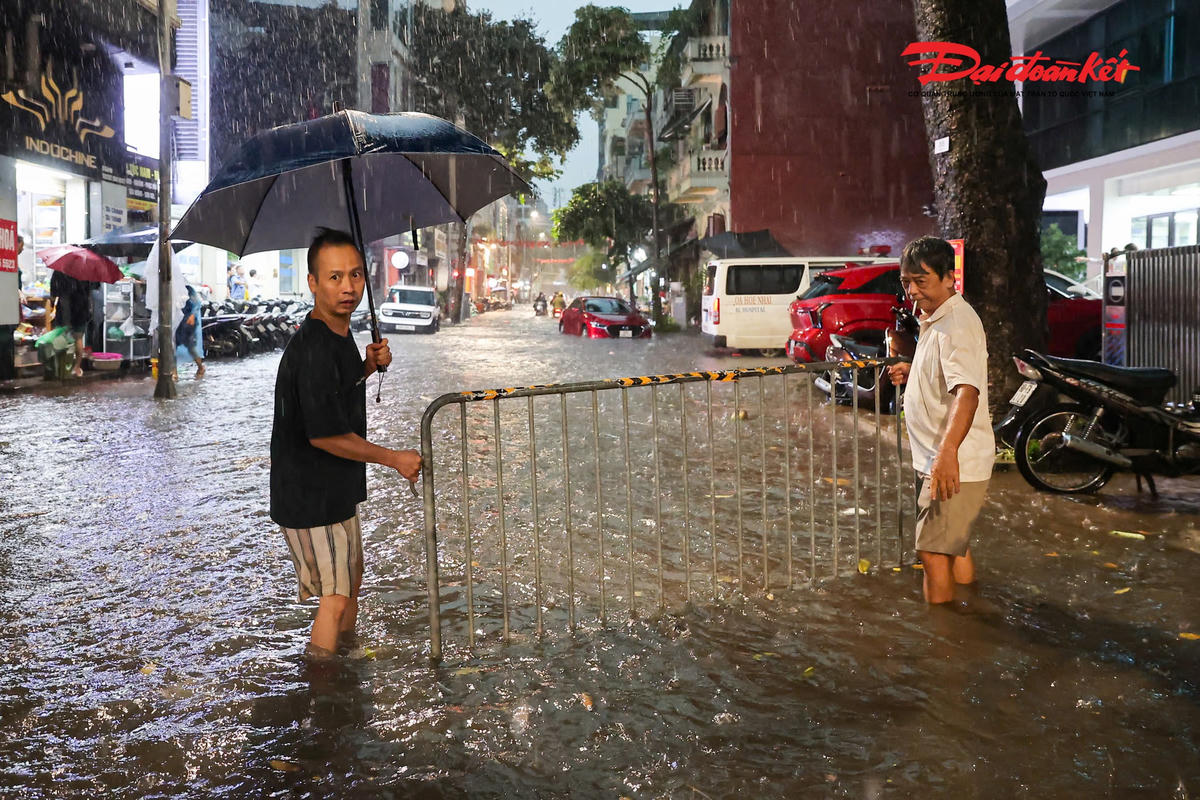 Mưa đúng giờ tan tầm, nhiều tuyến đường Hà Nội bị dềnh nước