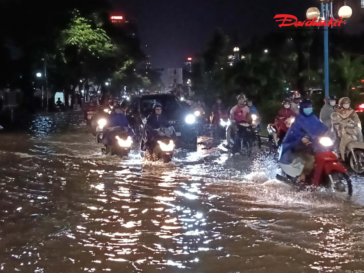Cơn mưa kéo dài vào khung giờ cao điểm khiến áp lực giao thông càng gia tăng.