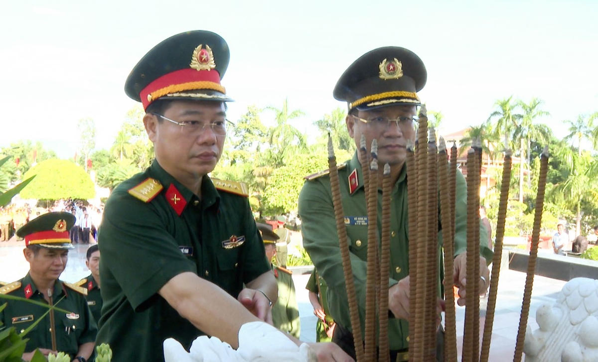 Thiếu tướng Hồ Song Ân, Giám đốc Công an tỉnh Quảng Ngãi (bên trái) dâng hương tại Đài tưởng niệm ở Nghĩa trang liệt sĩ tỉnh. Ảnh: PV.