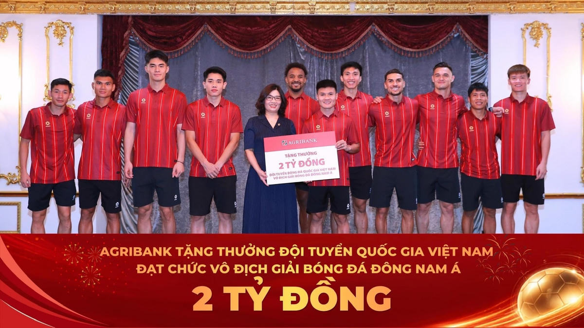 Đại diện Agribank Bà&nbsp;Từ Thị Kim Thanh - Thành viên HĐTV trao thưởng 2 tỷ đồng chúc mừng thành tích xuất sắc của Đội tuyển&nbsp;Quốc gia Việt Nam&nbsp;