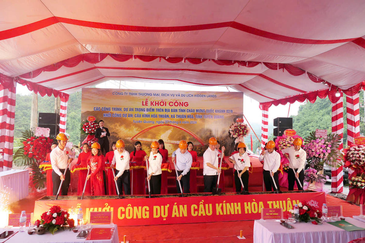 Các đại biểu thực hiện nghi thức khởi công dự án cầu kính Hòa Thuận.