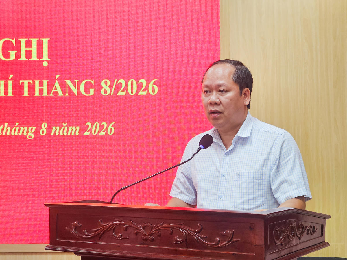 Ông Đinh Văn Khâm - Phó Giám đốc Sở Giáo dục và Đào tạo tỉnh Ninh Bình thông tin về việc sắp xếp cơ sở giáo dục. Ảnh: Đình Minh