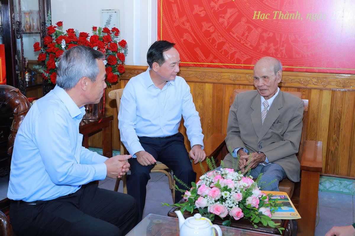 Thanh Hóa: 3 đảng viên nhận huy hiệu 80 năm tuổi Đảng