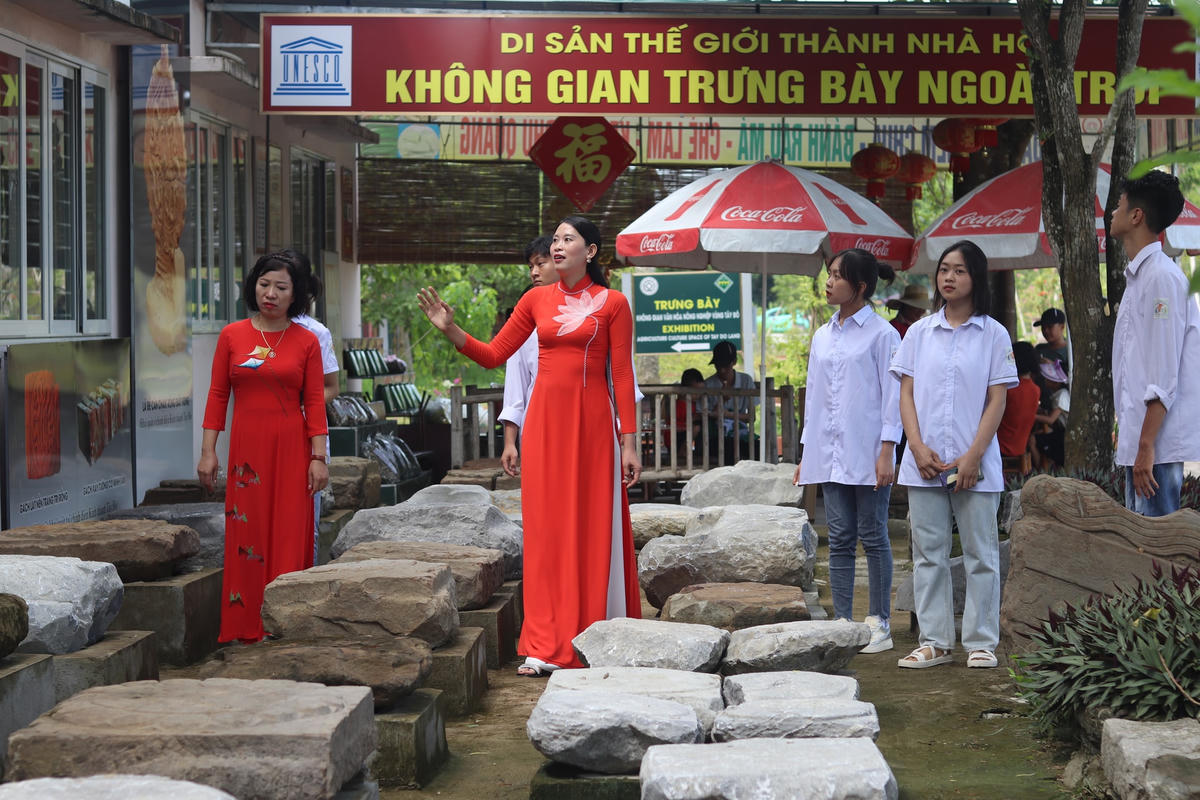 Lực lượng thuyết minh viên, nhân viên dịch vụ và bảo vệ được tăng cường tại những vị trí trọng yếu tại di sản thành nhà Hồ. Ảnh: Đình Minh