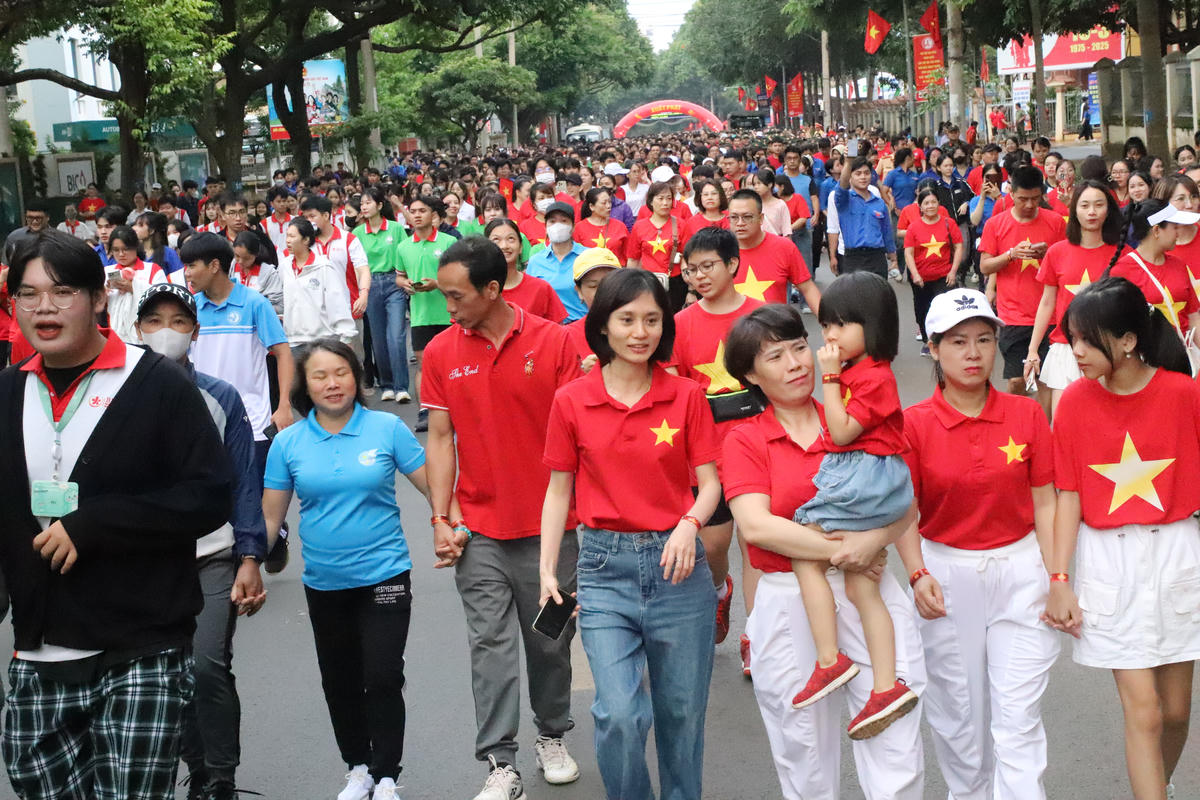 Người dân Đắk Lắk tham gia đi bộ trong chương trình "Cùng Việt Nam tiến bước" năm 2025. Ảnh: CL.
