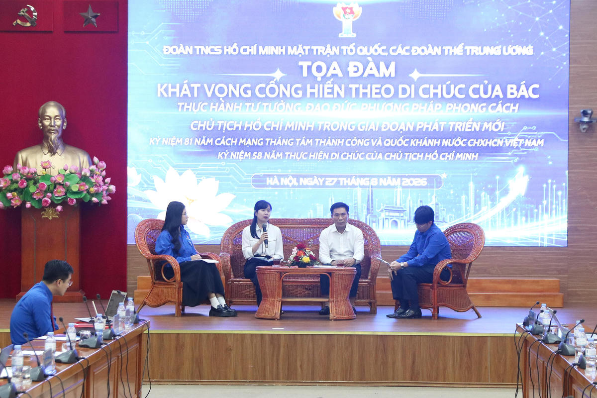 Các diễn giả và đoàn viên, thanh niên trực tiếp trao đổi, thảo luận tại Tọa đàm.