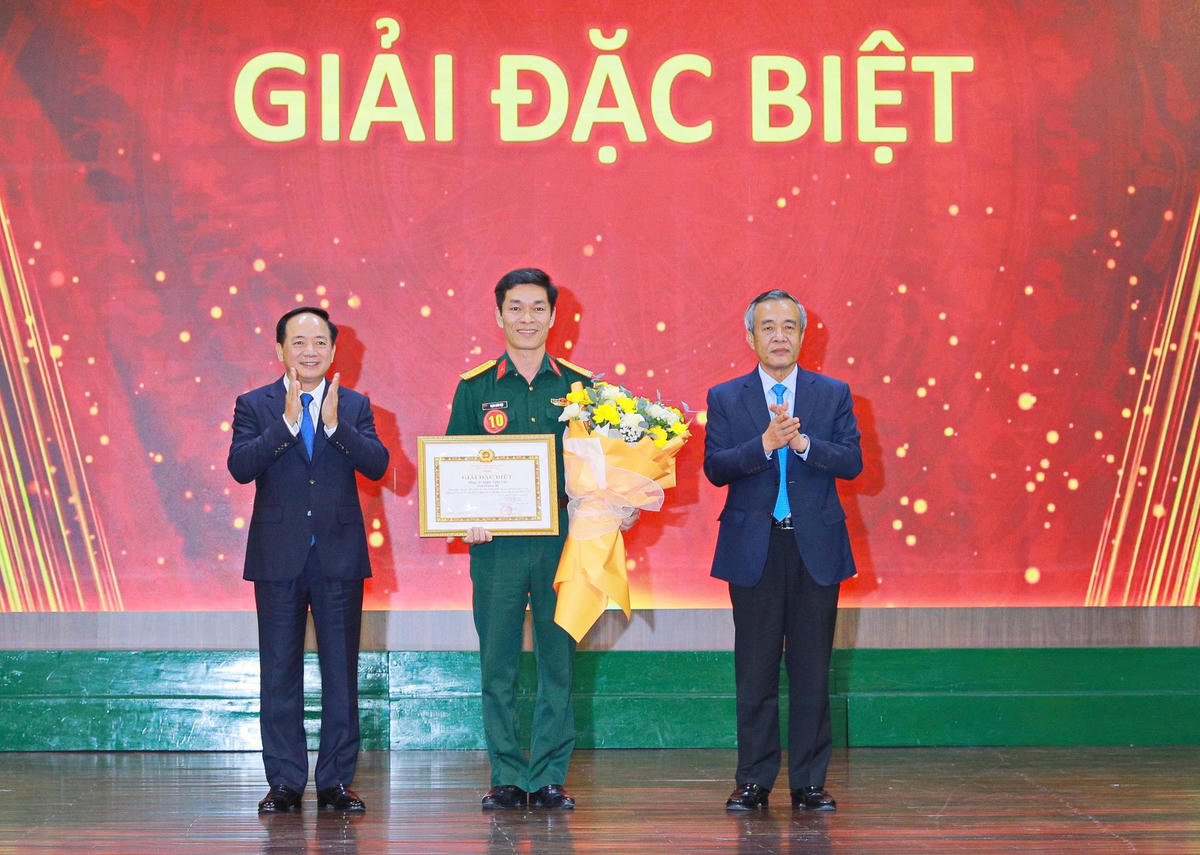 Ông Trịnh Văn Quyết và ông Lê Đức Thái trao giải đặc biệt cho báo cáo viên Trịnh Xuân Việt. Ảnh: Minh Hiếu