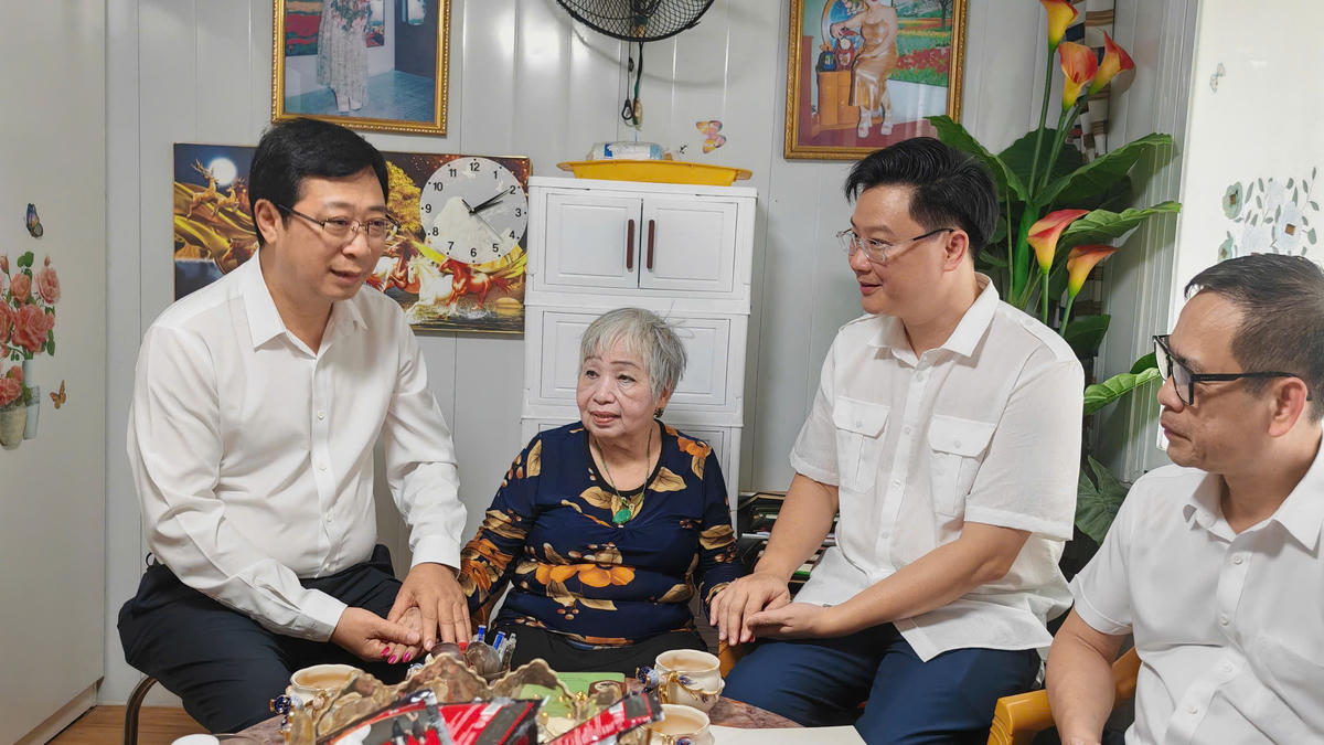 Phó Chủ tịch Ủy ban Trung ương MTTQ Việt Nam Cao Xuân Thạo ân cần thăm hỏi sức khỏe, đời sống của Mẹ Nguyễn Thị Kim Loan