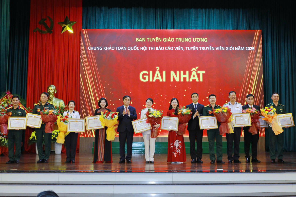 Phó Bí thư Thường trực Tỉnh ủy Nguyễn Hồng Phong và Phó Trưởng ban Tuyên giáo Trung ương Phan Xuân Thủy trao giải nhất cho các báo cáo viên. Ảnh: Minh Hiếu
