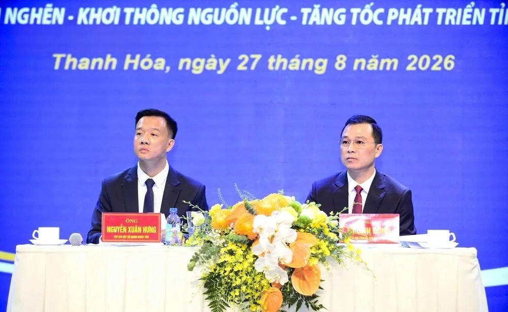 Chủ tịch UBND tỉnh Tô Anh Dũng và Chủ tịch Hiệp hội doanh nghiệp tỉnh Nguyễn Xuân Hưng điều phối nội dung đối thoại. Ảnh: Phong Sắc