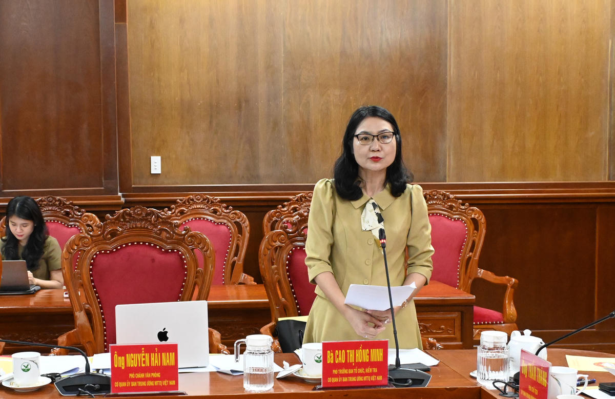 Bà Cao Thị Hồng Minh, Phó Trưởng Ban tổ chức, kiểm tra Cơ quan Ủy ban MTTQ Việt Nam phát biểu tại hội nghị. Ảnh Thanh Lâm