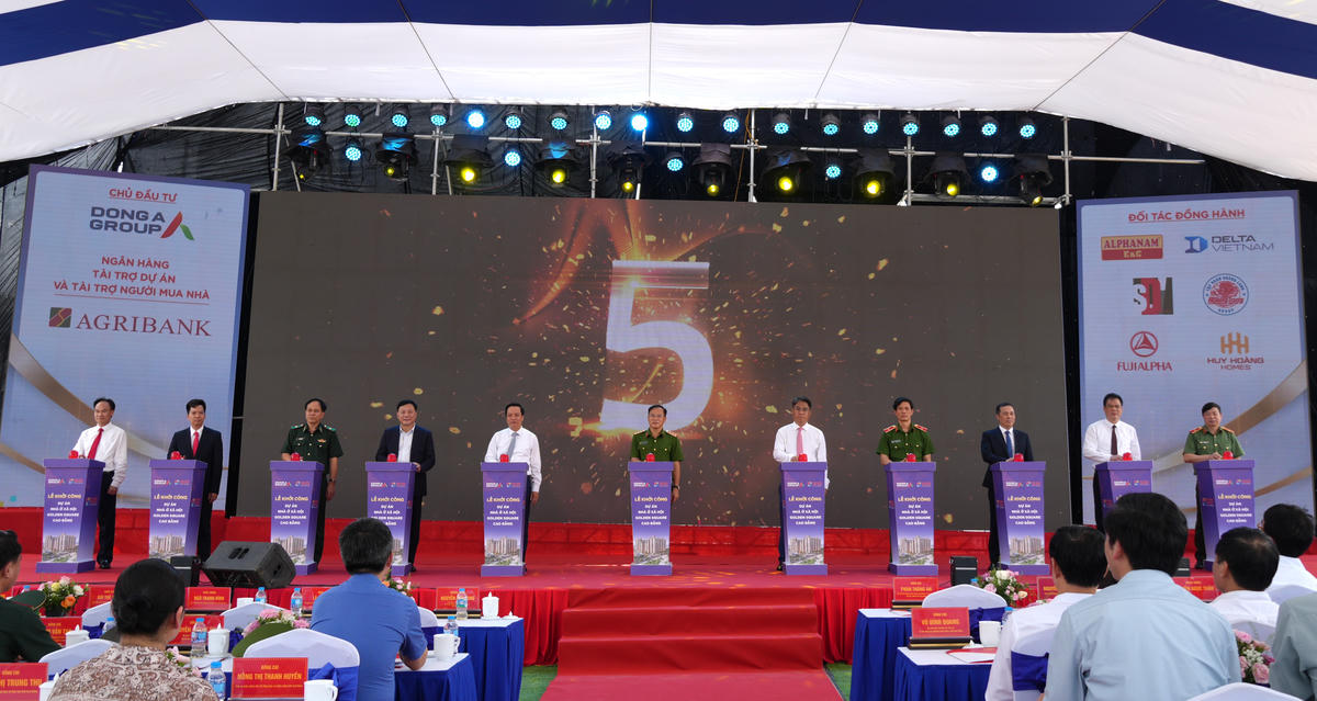 Các đại biểu thực hiện nghi thức khởi công dự án nhà ở xã hội ở Cao Bằng. 