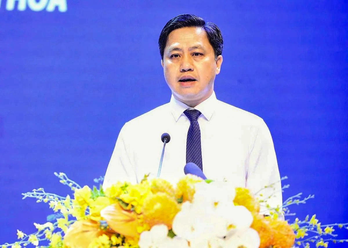Giám đốc Sở Nông nghiệp và Môi trường Lê Văn Tiến trả lời kiến nghị của doanh nghiệp. Ảnh: Phong Sắc