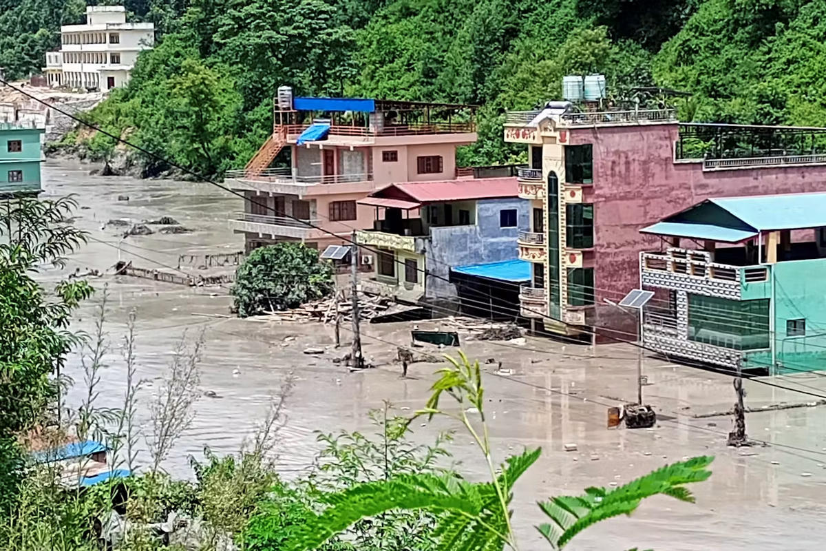 Con đường bị ngập sau trận lũ quét tại Galchhi, thuộc huyện Dhading, Nepal. Nguồn: Reuters.