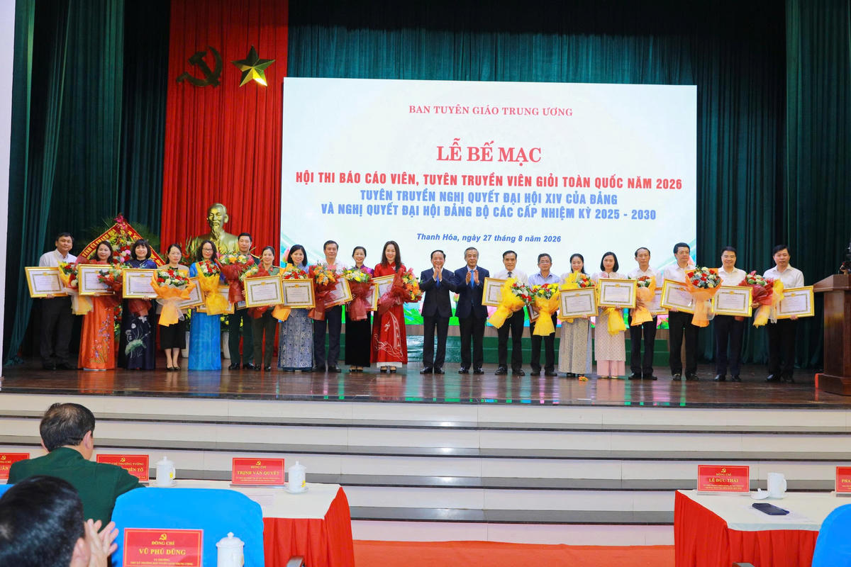 Trưởng ban Tuyên giáo Trung ương Trịnh Văn Quyết và Bí thư Tỉnh ủy Thanh Hóa Lê Đức Thái trao bằng khen cho các đơn vị có thành tích xuất sắc. Ảnh: Minh Hiếu