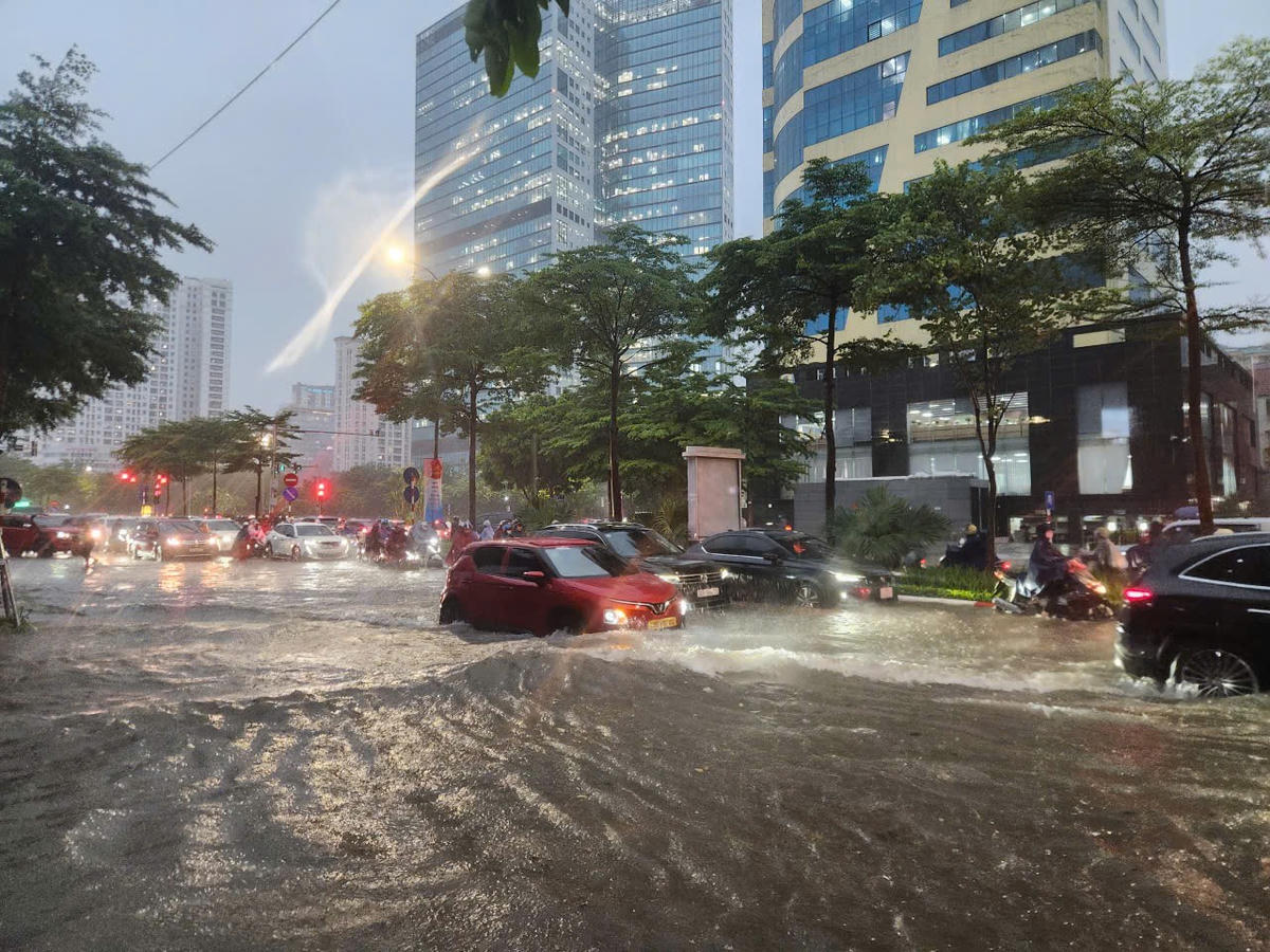 Phố Phạm Văn Bạch ngập úng cục bộ.