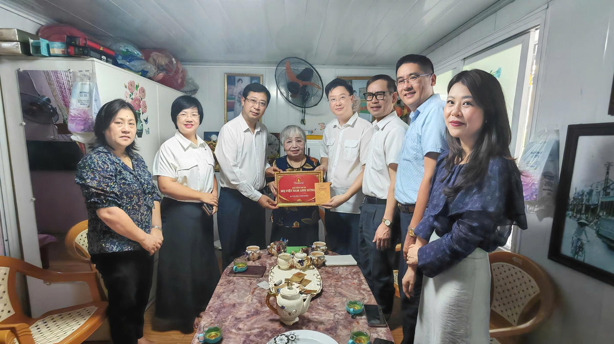 Phó Chủ tịch Ủy ban Trung ương MTTQ Việt Nam Cao Xuân Thạo và ông Lý Minh Tuấn, Giám đốc Quỹ Thiện Tâm (Tập đoàn Vingroup), trao số tiền 1 tỷ đồng tới Mẹ Việt Nam Anh hùng Nguyễn Thị Kim Loan.