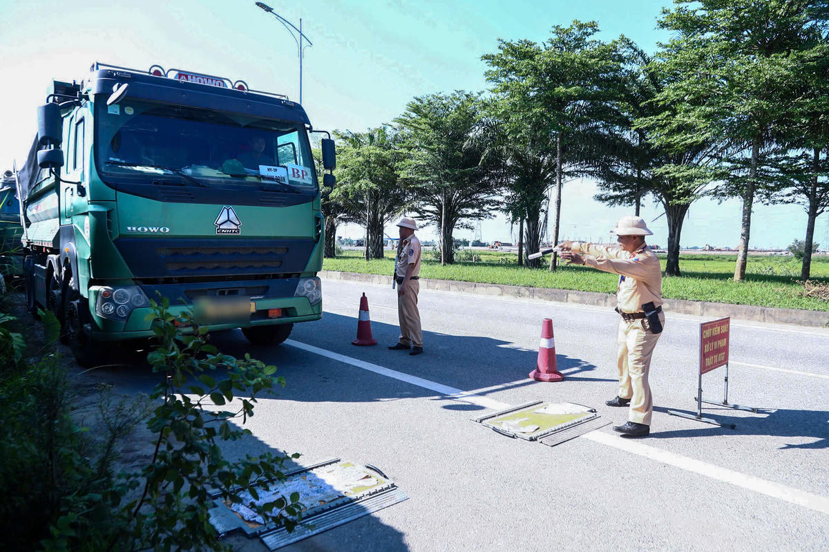 CSGT Hà Nội kiểm tra phương tiện kinh doanh vận tải trong ngày đầu ra quân tổng kiểm soát.