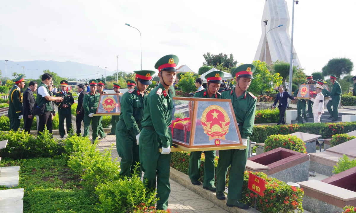 Đội tiêu binh tiến hành an táng hài cốt các liệt sĩ tại nghĩa trang Ninh Thuận.