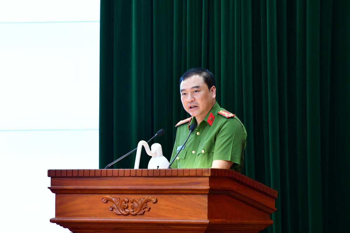 Đại tá Phạm Trường Giang- Phó Cục trưởng Cục Cảnh sát điều tra tội phạm về tham nhũng, kinh tế, buôn lậu, phát biểu tham luận