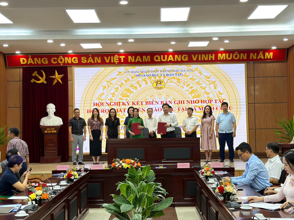 Đại diện các đơn vị thực hiện ký kết biên bản ghi nhớ hợp tác.