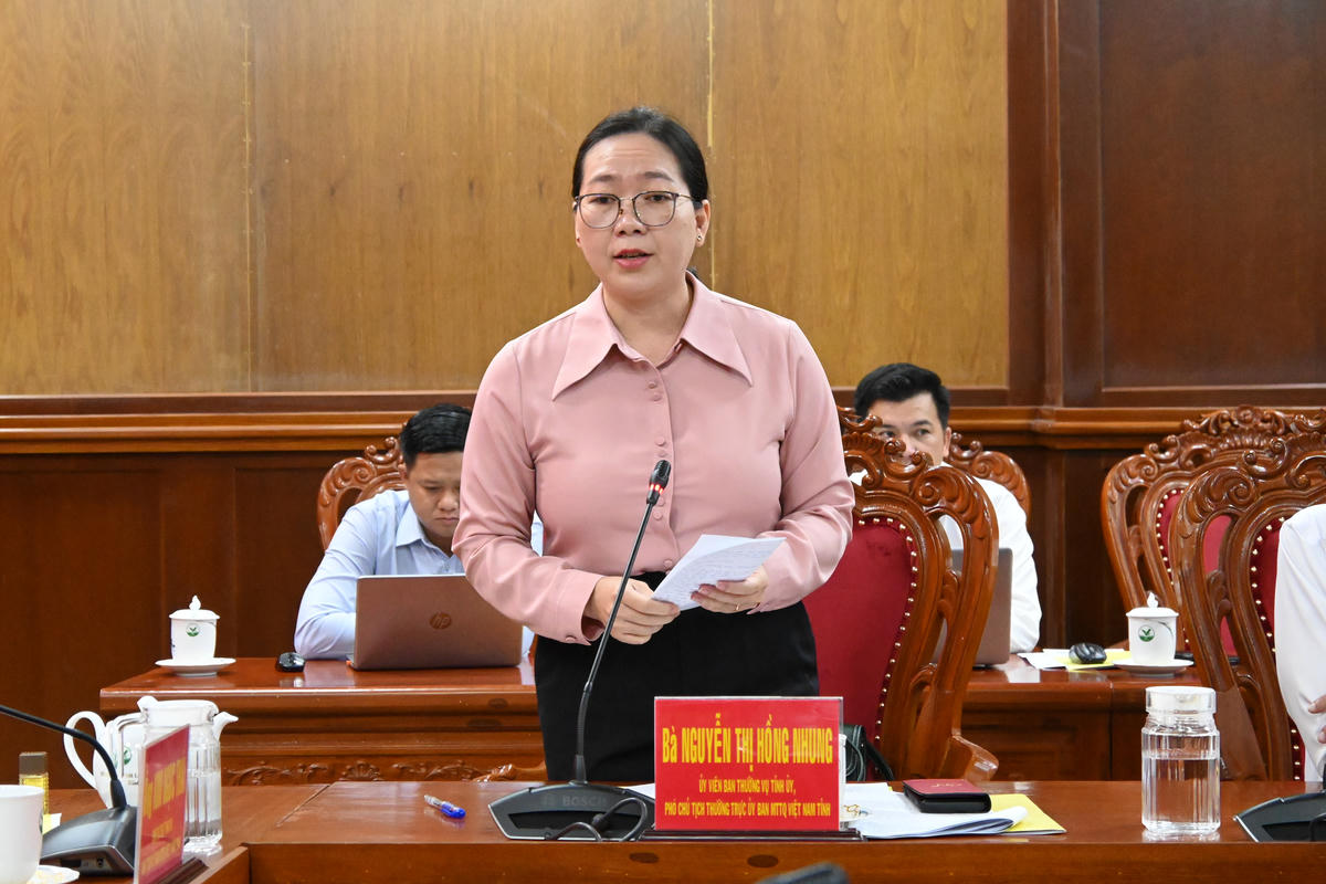 Bà Nguyễn Thị Hồng Nhung, Phó Chủ tịch MTTQ Việt Nam tỉnh Vĩnh Long phát biểu tại hội nghị. Ảnh Thanh Lâm