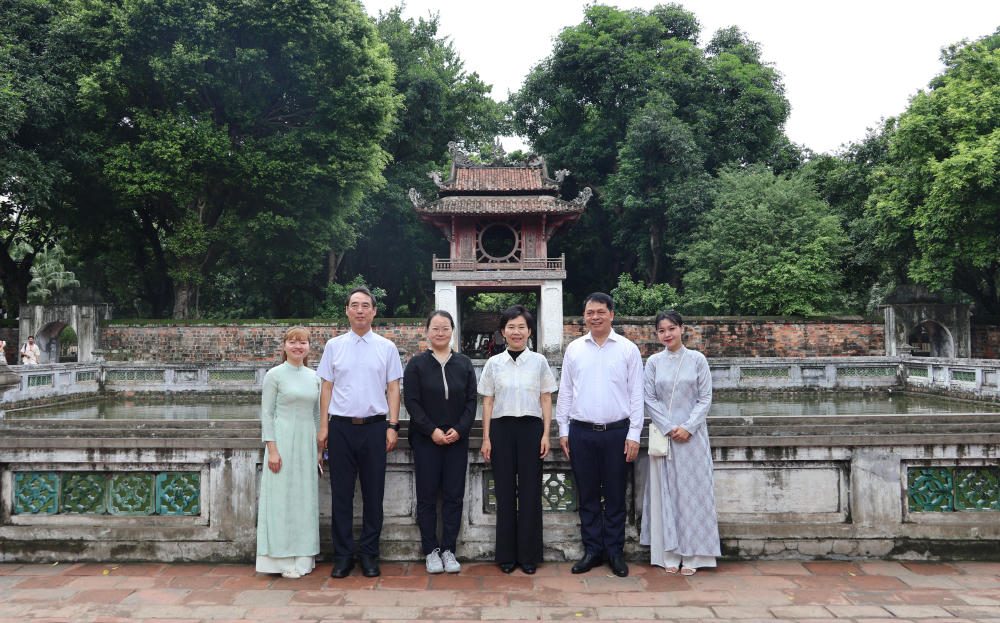 Đoàn đại biểu Cục Văn vật thành phố Bắc Kinh đã tham quan và chụp ảnh lưu niệm tại di tích Văn Miếu – Quốc Tử Giám. Ảnh: Thuý Nga.