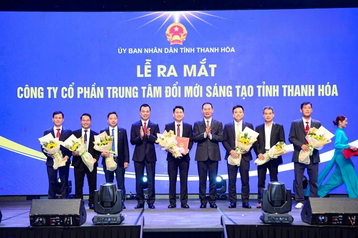 Lãnh đạo tỉnh Thanh Hóa trao giấy chứng nhận ra mắt Công ty CP Trung tâm đổi mới sáng. Ảnh: Phong Sắc