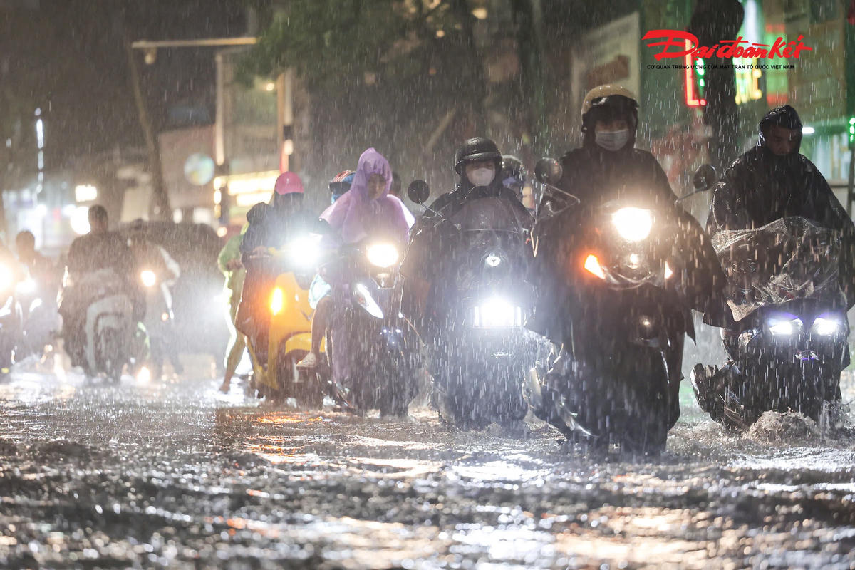 Mưa đúng giờ tan tầm, nhiều tuyến đường Hà Nội bị dềnh nước