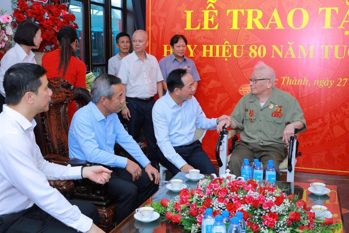 Trưởng ban Tuyên giáo Trung ương thăm hỏi sức khỏe, động viên tinh thần, mong 3 Đảng viên tiếp tục sống vui, khỏe, có ích. Ảnh: Minh Hiếu