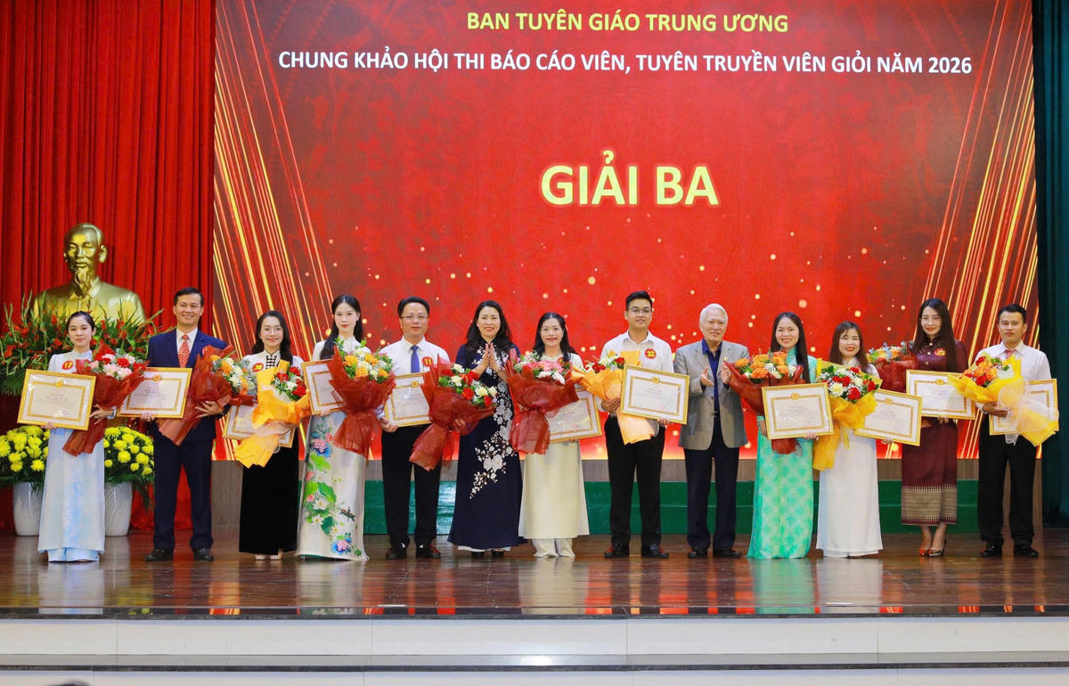 Ban tổ chức trao giải ba và tặng hoa cho các báo cáo viên. Ảnh: Minh Hiếu