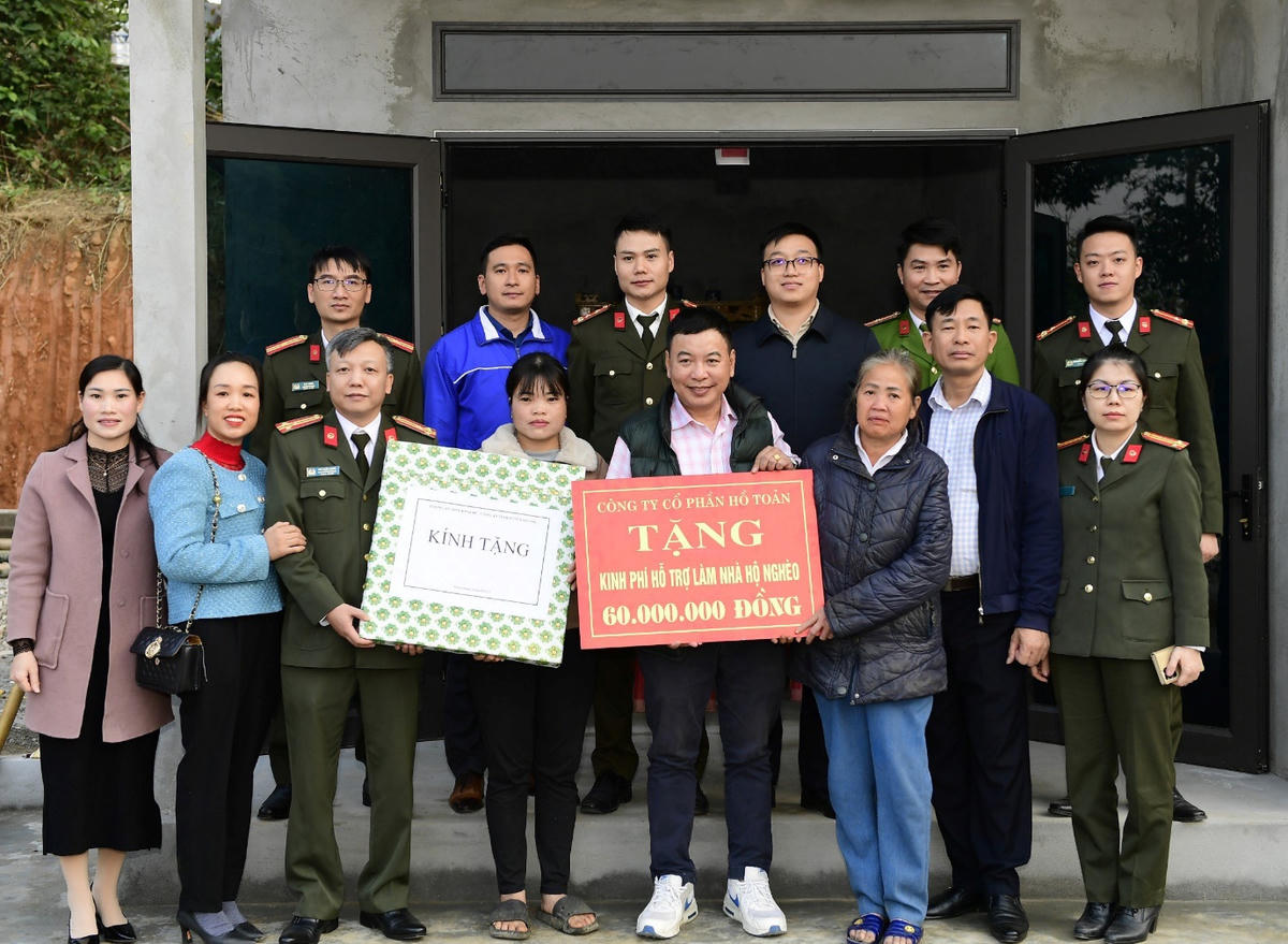 Đại diện Công ty Cổ phần Hồ Toản trao hỗ trợ cho gia đình bà Đoàn Thị Thảm