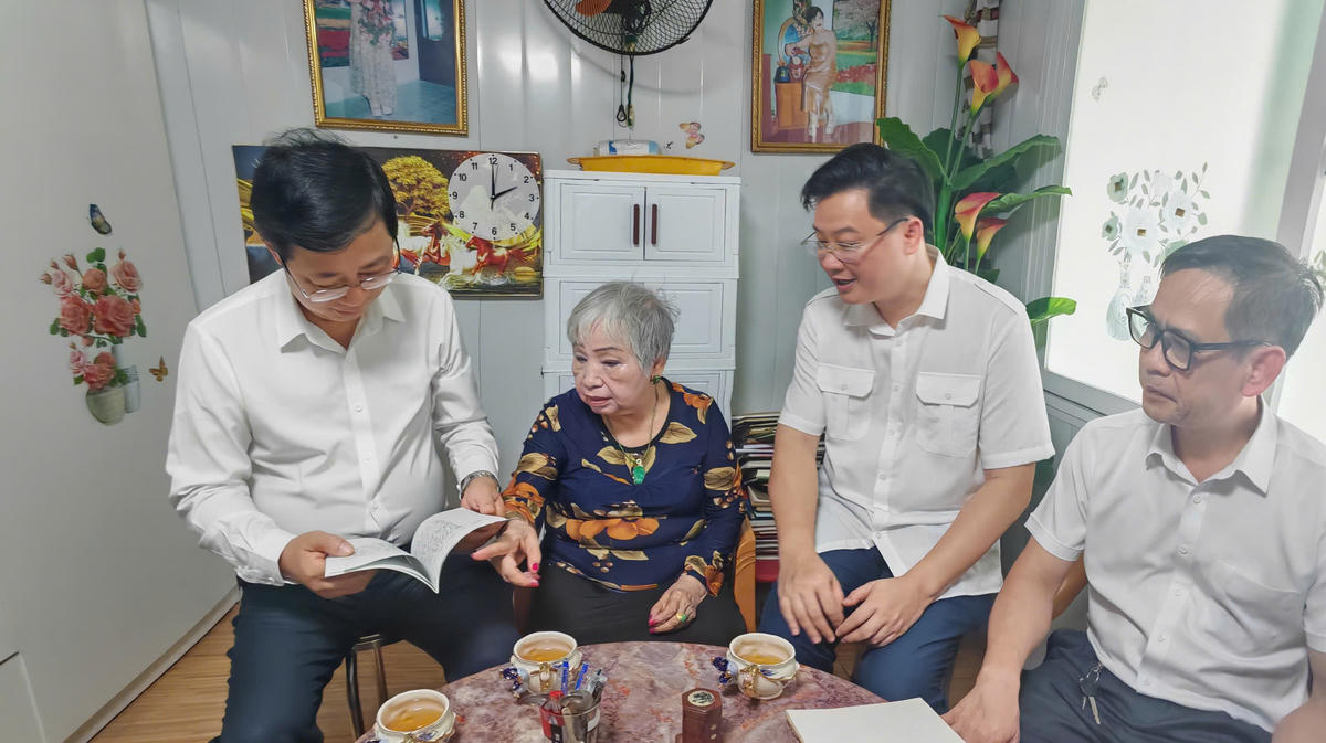 Mẹ Nguyễn Thị Kim Loan chia sẻ với Đoàn về các tập thơ do mẹ sáng tác 